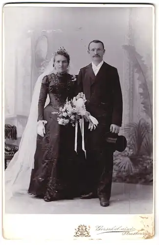 Fotografie Gerschel aîné, Strassburg, Kinderspielgasse 56, Portrait junges Paar in Hochzeitskleidung mit Blumenstrauss