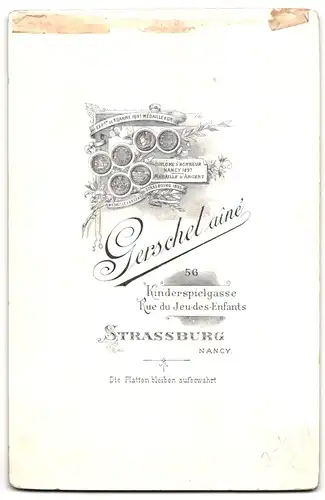 Fotografie Gerschel aîné, Strassburg, Kinderspielgasse 56, Portrait junges Paar in Hochzeitskleidung mit Blumenstrauss