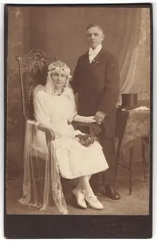 Fotografie C. Euen, Berlin-W, Portrait junges Paar in Hochzeitskleidung