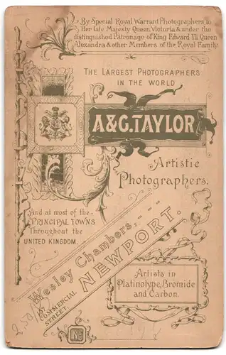 Fotografie A. & C. Taylor, Newport, 157, Commercial Street, Portrait elegantes Paar mit einer kleinen Tochter