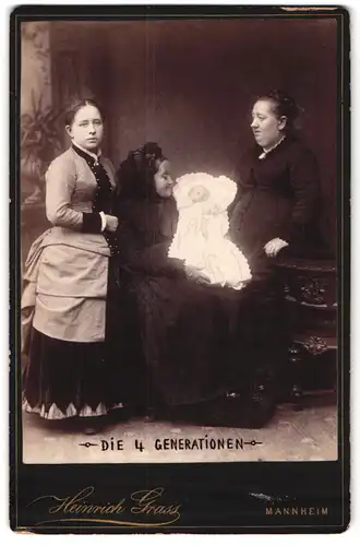Fotografie Heinrich Grass, Mannheim, Breitestrasse K 1, Portrait drei bürgerliche Damen mit einem Baby