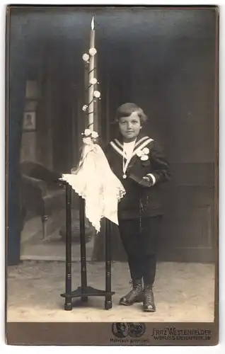 Fotografie Fritz Westenfelder, Worms, Speyererstrasse 38, Portrait Junge im Matrosenanzug mit Kerze und Gebetsbuch