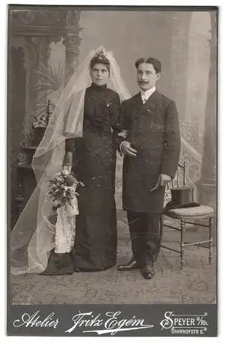 Fotografie Fritz Egém, Speyer a /Rhein, Bahnhofstrasse 5, Portrait junges Paar in Hochzeitskleidung mit Blumenstrauss