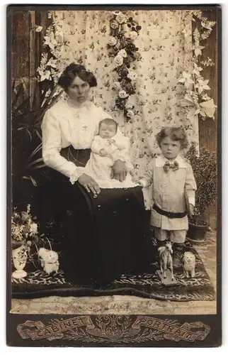 Fotografie Adam Dürr, Hopferstadt, Cabinet-Portrait, Portrait bürgerliche Dame mit kleinem Jungen und Baby