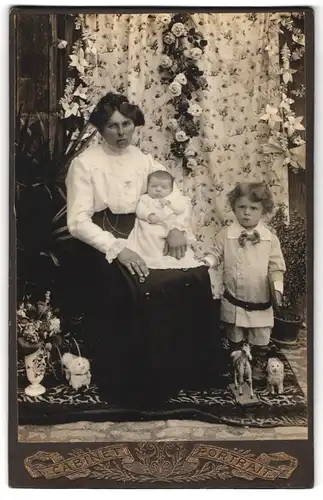 Fotografie Adam Dürr, Hopferstadt, Cabinet-Portrait, Portrait bürgerliche Dame mit kleinem Jungen und Baby