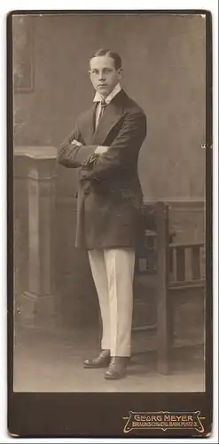 Fotografie Georg Meyer, Braunschweig, Bankplatz 3, Portrait modisch gekleideter Herr mit verschränkten Armen