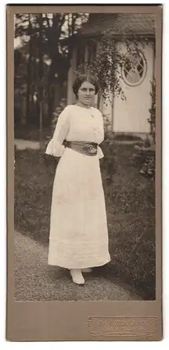 Fotografie Alfred Hahn, Oberfrohna, Portrait hübsche Dame im weissen Kleid