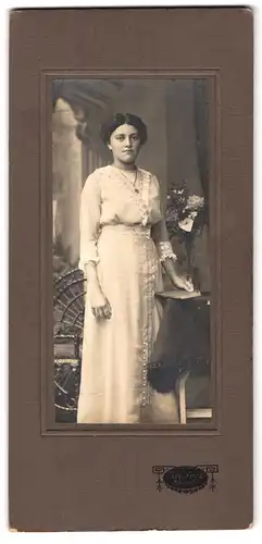 Fotografie Jak. Fritz, Kusel, Portrait junge Dame in hübscher Kleidung
