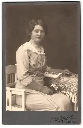 Fotografie J. H. Eickhorst, Erichshof, Portrait junge Dame im modischen Kleid mit einem Buch