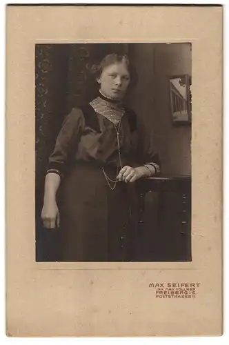 Fotografie Max Seifert, Freiberg i /S., Poststrasse 11, Portrait junge Dame in modischer Kleidung
