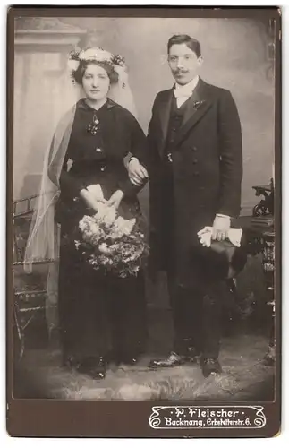 Fotografie P. Fleischer, Backnang, Erbstetterstrasse 6, Portrait junges Paar in Hochzeitskleidung mit Blumenstrauss