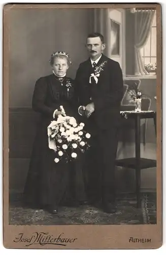 Fotografie Josef Mitterbauer, Altheim, Portrait bürgerliches Paar in Hochzeitskleidung mit Blumenstrauss