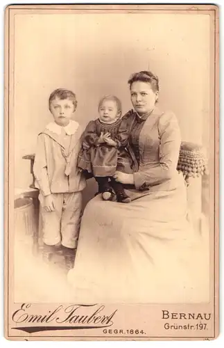 Fotografie Emil Taubert, Bernau, Grünstrasse 197, Portrait bürgerliche Dame mit einem Sohn und Kleinkind