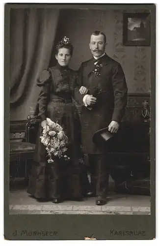 Fotografie J. Mürnseer, Karlsruhe, Portrait junges Paar in hübscher Kleidung mit Blumenstrauss