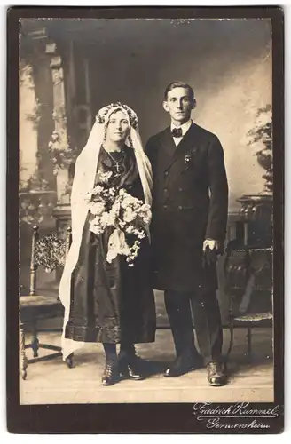 Fotografie Friedrich Rummel, Germersheim, Portrait junges Paar in Hochzeitskleidung mit Schleier und Blumenstrauss