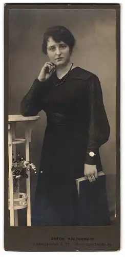 Fotografie Anton Kaltenmark, Ludwigshafen, Prinzregentenstrasse 46, junge Frau in schwarzem Kleid