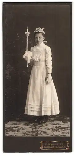 Fotografie E. Scheufler, Stuttgart, Neckasstrasse 84, junge Dame an ihrer Kommunion