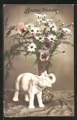 AK Elephantenstatuetten vor einer Blumenvase