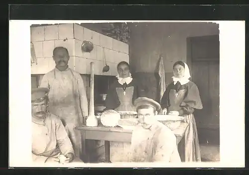 Foto-AK Soldaten bei Nonnen in der Küche