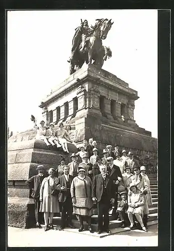 AK Konlenz, Deutsches Eck, Besucher vor dem Kaiser Wilhelm-Denkmal