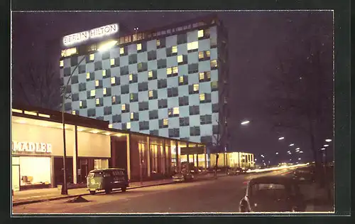 AK Berlin, Hilton-Hotel bei Beleuchtung