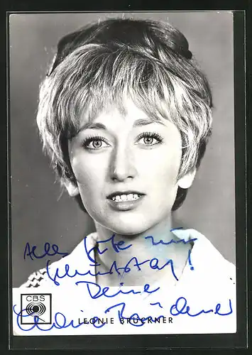 AK Musikerin Leonie Brückner mit freundlichem Lächeln und Autograph