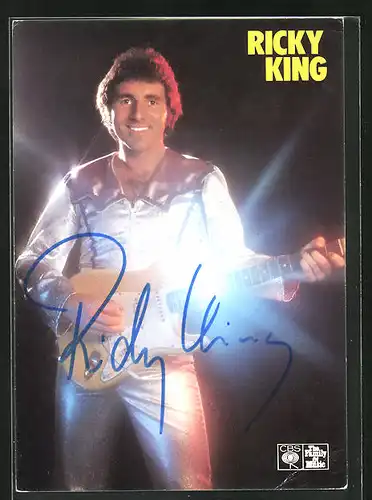 AK Musiker Ricky King mit freundlichem Lächeln und Autograph