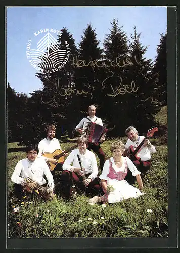 AK Musikerin Karin Roth und die Suhler Bergmusikanten auf der Wiese, mit Autograph