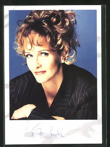 AK Musikerin Kristina Bach mit freundlichem Lächeln und Autograph