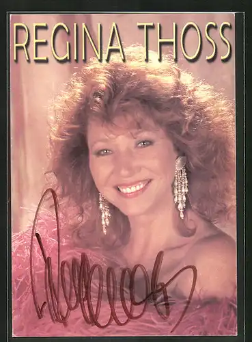 AK Musikerin Regina Thoss mit freundlichem Lächeln und Autograph