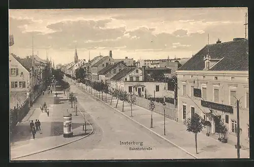 AK Insterburg, Bahnhofstrasse mit Hotel zum schwarzen Adler und Litfasssäule