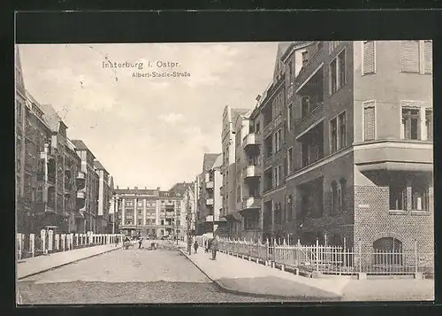 AK Insterburg i. Ostpr., Albert-Stadie-Strasse mit Passanten