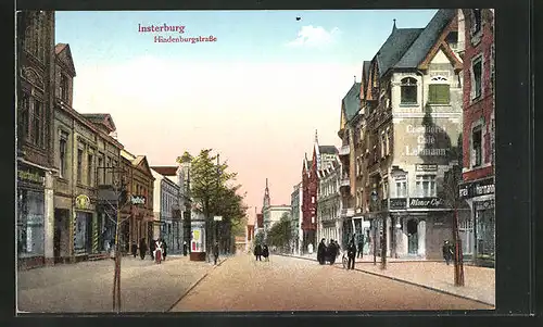 AK Insterburg, Hindenburgstrasse mit Geschäften