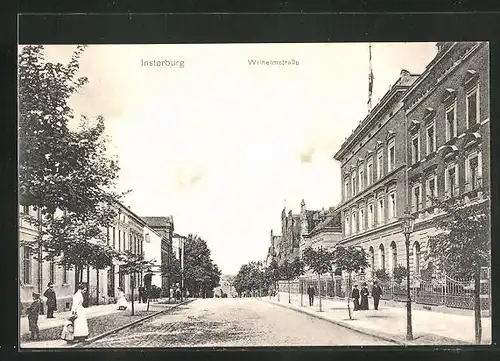 AK Insterburg, Wilhelmstrasse mit Passanten