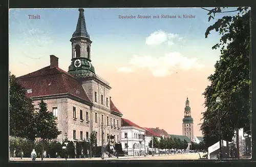 AK Tilsit, Deutsche Strasse mit Rathaus und Kirche
