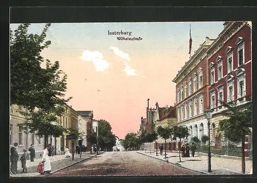 AK Insterburg, Wilhelmstrasse mit Passanten