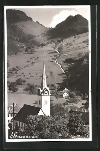 AK Langenbruck, Blick über die Kirche auf grüne Hänge mit Passstrasse