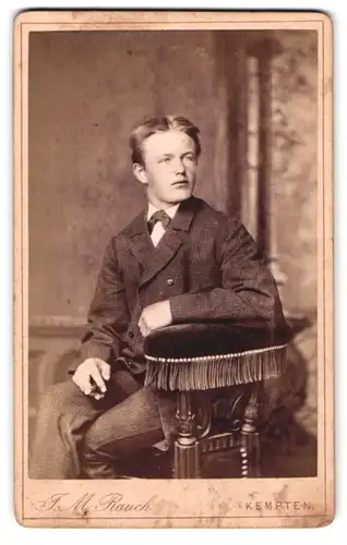 Fotografie J. M. Rauch, Kempten, Portrait junger Mann im karierten Anzug