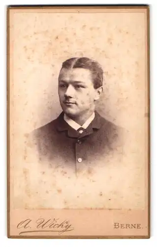 Fotografie A. Wicky, Berne, Portrait junger charmanter Mann im Jackett