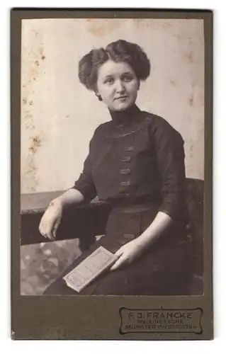 Fotografie F. J. Francke, Münster i. W., Bergstr. 4, Portrait bildschöne junge Frau mit Buch in der Hand