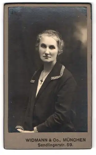 Fotografie Widmann & Co., München, Sendlingerstr. 59, Portrait elegant gekleidete Frau mit Halskette