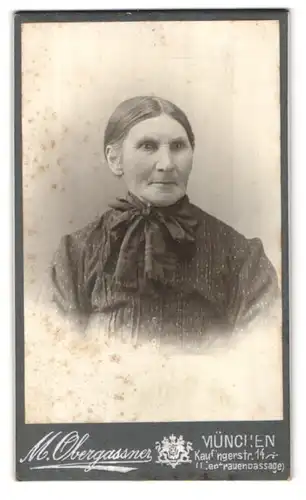 Fotografie M. Obergassner, München, Kaufingerstr. 14, Portrait betagte Dame mit Halstuch zur Schleife gebunden