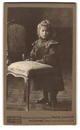Fotografie Franz Grainer, München, Theatinerstr. 38 /39, Portrait bildhübsches Mädchen an einem Hocker stehend