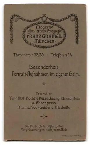 Fotografie Franz Grainer, München, Theatinerstr. 38 /39, Portrait bildhübsches Mädchen an einem Hocker stehend