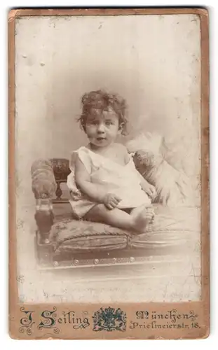 Fotografie J. Seiling, München, Prielmeierstr. 18, Portrait kleines süsses Mädchen mit lockigem Haar
