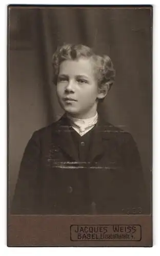 Fotografie Jacques Weiss, Basel, Elisabethenstr. 4, Portrait blonder Bube mit lockigem Haar im Jackett