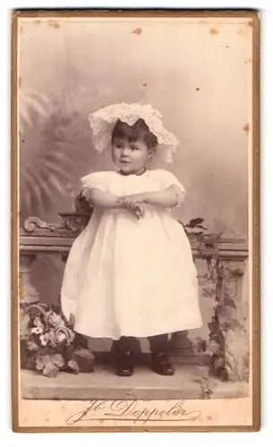 Fotografie J. Deppeler, Bern, Marktgasse 46, Portrait süsses kleines Mädchen mit weissem Sommerhut