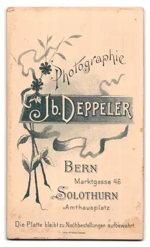 Fotografie J. Deppeler, Bern, Marktgasse 46, Portrait süsses kleines Mädchen mit weissem Sommerhut