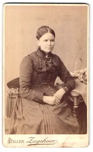 Fotografie Atelier Zugehoer, Naumburg / Saale, Wenzel's Promenade 6, Portrait hübsche Dame mit Flechtdutt