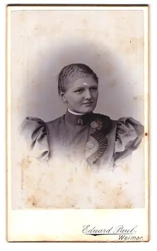 Fotografie Eduard Paul, Weimar, Seminarstr. 6, Portrait blonde Schönheit mit Rüschen am Kleid